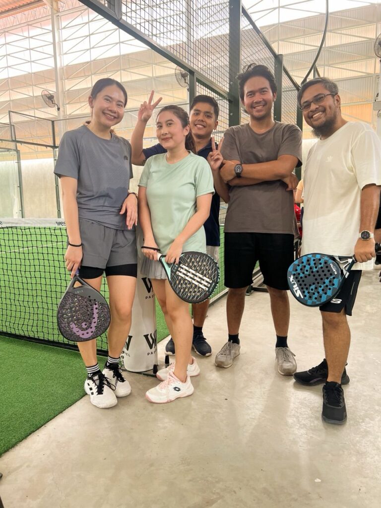 週末にパデルを楽しむ弊社現地スタッフ