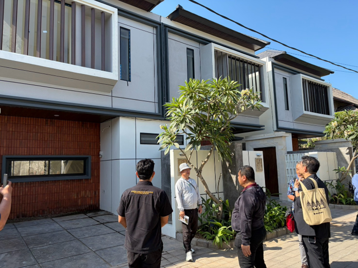 バリ島の不動産視察で見学した、シンプルで現代的な外観の2階建て戸建て住宅