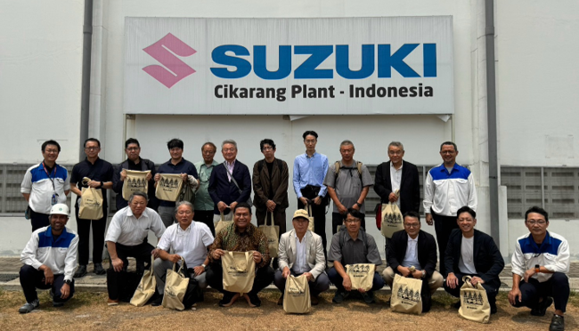 日本経営合理化協会のインドネシア視察ツアー参加者とスズキ・チカラン工場前での記念撮影風景