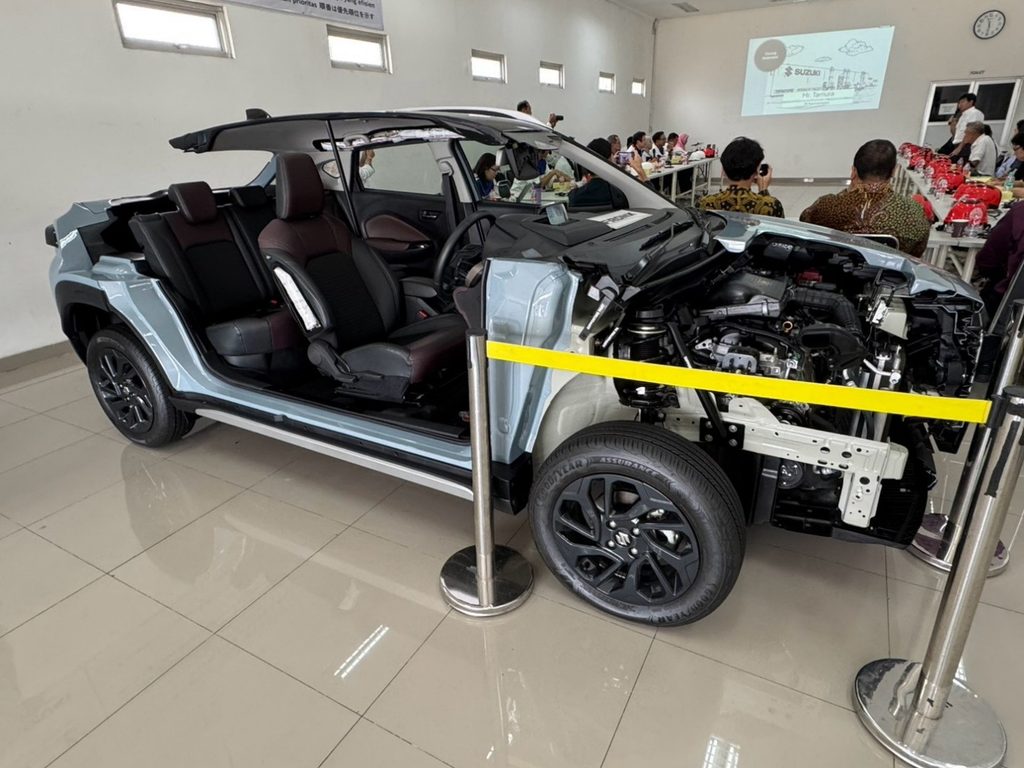 スズキインドモビルモーター社チカラン工場に展示されている自動車のカットモデル