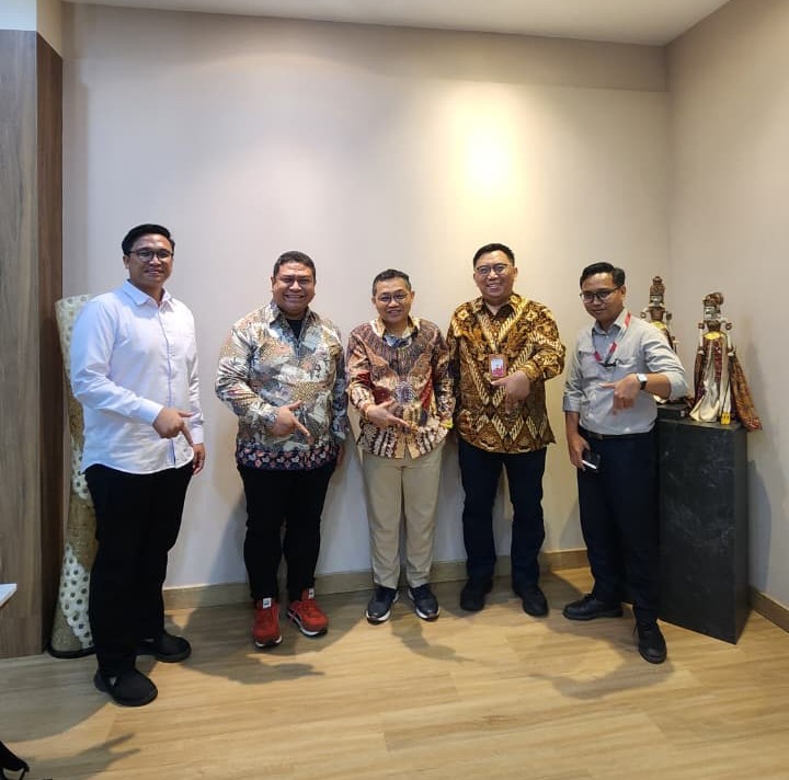 インドネシア経済調整省を訪問し、フェリー・イラワン次官らと行われた意見交換後の記念撮影風景