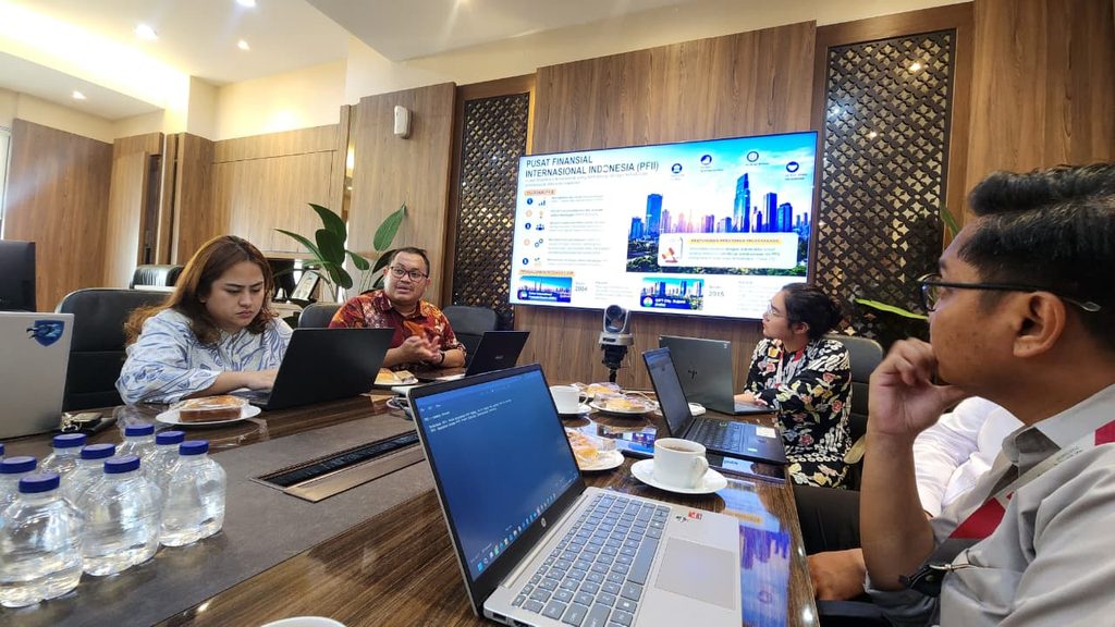インドネシア国際金融センター(PFII)の概要資料とモニター画面をもとに説明を受ける会議の様子